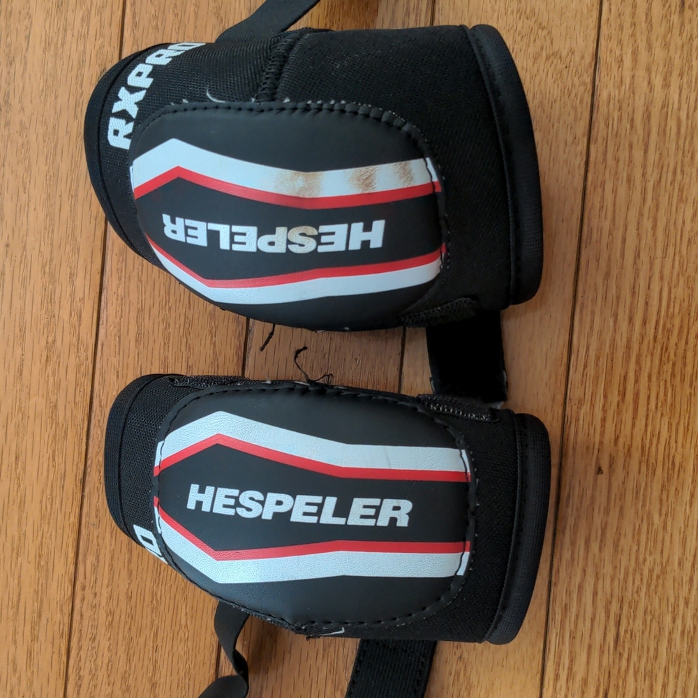 6/$20 Kids skating knee pad (Sz medium)